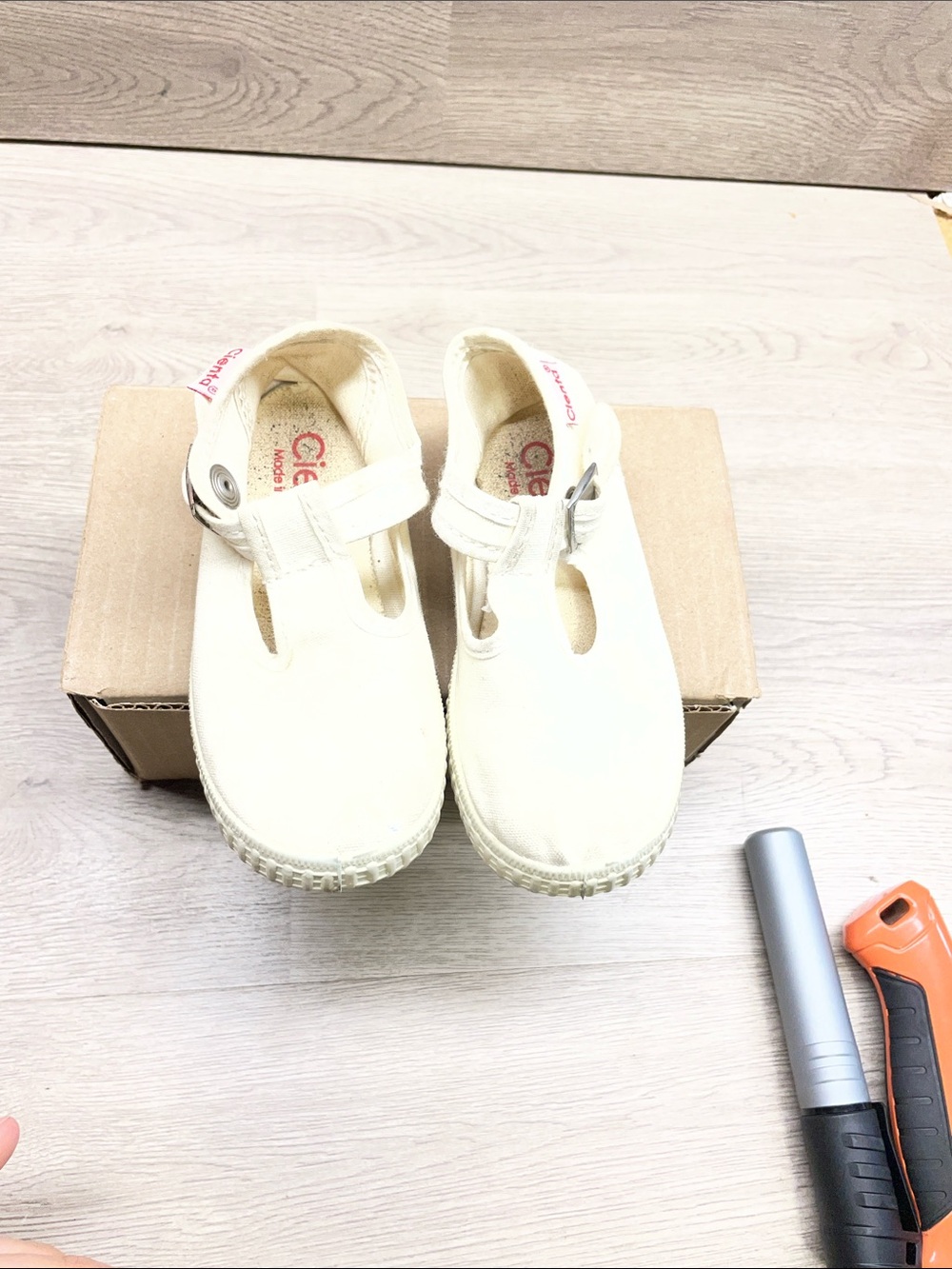 Cienta Cream Canvas T-Strap Sandals for Kids #656